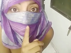 Sexy Horny MILF IN Hijab Niqab Muslim Arab Masturbates Gushy Squirting Pussy On Live Webcam